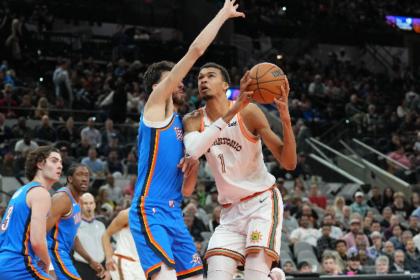 单节 15 分 + 末节锁胜！福克斯首秀暴走 文班 18+18 统治攻防 马刺双杀鹈鹕