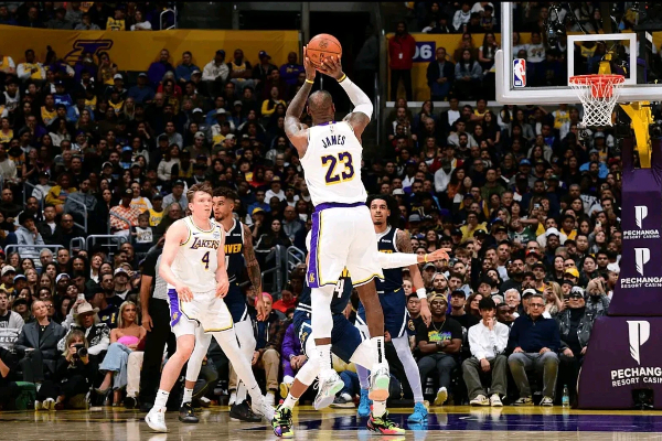 27+8 难掩致命缺陷！阿门惊艳联盟却成火箭绊脚石，无投射何谈冲冠？