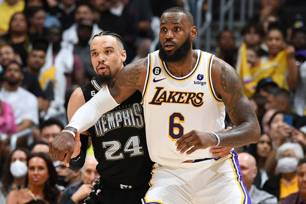  3换1追狄龙搭档詹姆斯？湖人方案引热议，佩林卡是破局还是冒进？